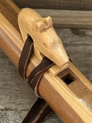 24-дюймовая деревянная флейта в индейском стиле с резным медведем, кожаным ремешком и бисером - Изображение 1 из 4