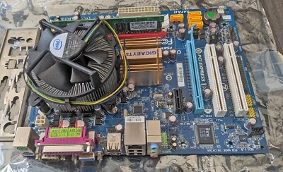 Gigabyte GA-73VM-S2 Motherboard Bundle - LGA775 - mATX - Full working order - Image 1 of 4