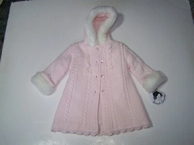Nuevo con etiquetas Abrigo Suéter Tejido Sarah Louise Niña Boutique Talla 12M Con Capucha Botón Rosa Foto 1 de 4