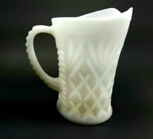 Vintage White Milk Glass Diamond Palm Pattern Small Pitcher Creamer - Bild 1 von 10