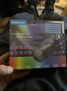 Luz de video LED RGB portátil a todo color. Caja suave, montaje en zapatos, juego de cables de carga C - Imagen 1 de 5