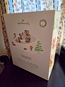 Hallmark 2023 | PEANUTS' SLEDDING TABLETOP FIGUR | mit Sound & Motion | NEU! - Bild 1 von 3