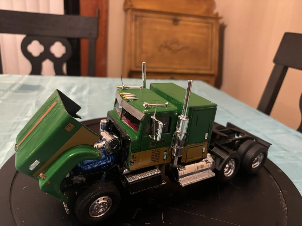 Lote de quatro caminhões de ferro-velho construídos em escala 1/25 - Imagem 1 de 4