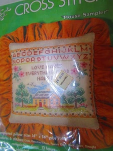 House Sampler Stamped Kit Cuscino Punto Croce Anni '70 (Hazel Pearson Artigianato) - Foto 1 di 3