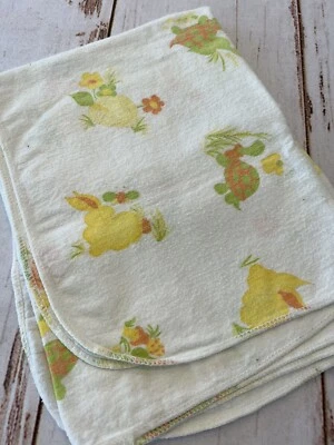Винтажное детское одеяло желтые кролики зеленые и оранжевые черепахи и цветы - Изображение 1 из 4