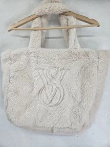 Victoria’s Secret Beuteltasche cremefarben Sherpa Kunstfell großes Logo Reißverschluss  - Bild 1 von 4