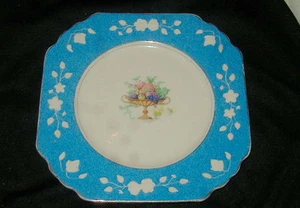 VINTAGE WEDGWOOD ENGLAND QUEEN'S IVORY PLATE, EMBOSSED DECOR, FLOWERS - Picture 1 of 5