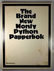 Le flambant neuf Monty Python Papperbok 1976, LIVRE DE POCHE « empreintes digitales sales »