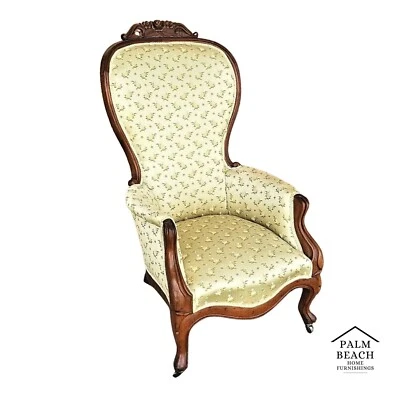 Antiguo sillón victoriano de nogal tallado en salón con respaldo de globo de 1800 Foto 1 de 4