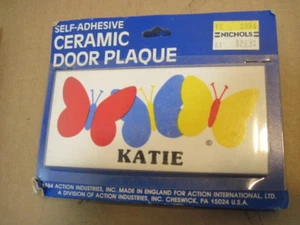 NIB ALT RETRO KATIE SCHMETTERLINGE SELBSTKLEBEND KERAMIK TÜR NAME PLAKETTE WANDSCHILD - Bild 1 von 1