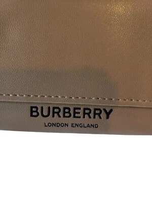 Estuche para gafas Burberry Londres Inglaterra marrón camel magnético almacenamiento para gafas de sol Foto 1 de 4