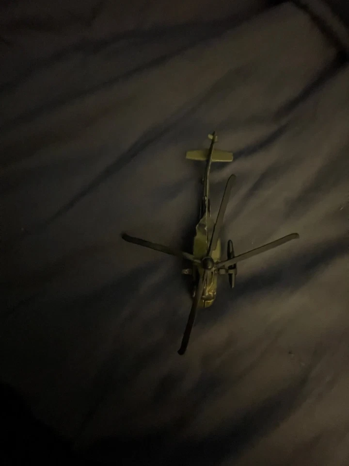 Helicóptero militar de juguete Foto 1 de 1