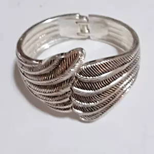 Siver tone leaf pattern hinged cuff bracelet elegant - Picture 1 of 3