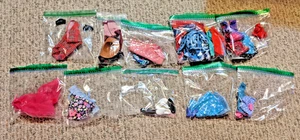 Konvolut 10 Barbie Puppen Zubehör und Kleidung - Bild 1 von 4