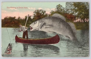 Postal exageración pesca es grande aquí pescador pez enorme de colección 1916 - Imagen 1 de 2