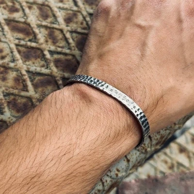 Brazalete grueso martillado hecho a mano plateado, brazalete ajustable unisex Foto 1 de 4