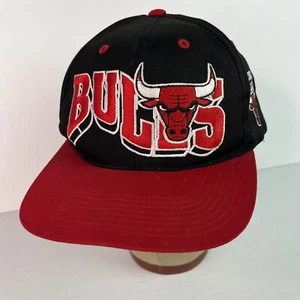 De colección Chicago Bulls NBA Snapback Sombrero Ala Roja Logotipo Delantero y Trasero - Imagen 1 de 9