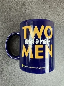 Tasse Two And A Half Men Charlie Sheen Mug Warner Bros bleu jaune série TV rétro - Photo 1/3