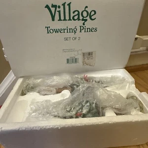 Dept 56 Village Accesorios Pinos Elevados Cardenales Set 52632 Nieve Navidad - Imagen 1 de 4