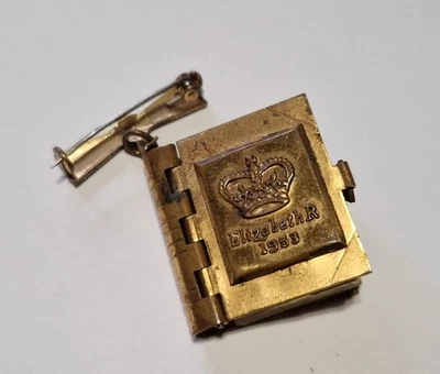 Queen Elizabeth II miniature novelty brooch brass book 1953 Coronation souvenir - Image 1 of 4