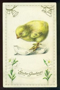 Saludos de Pascua Grande Amarillo Pollito Huevo Lirios Campanas Doradas Postal De Colección  - Imagen 1 de 1
