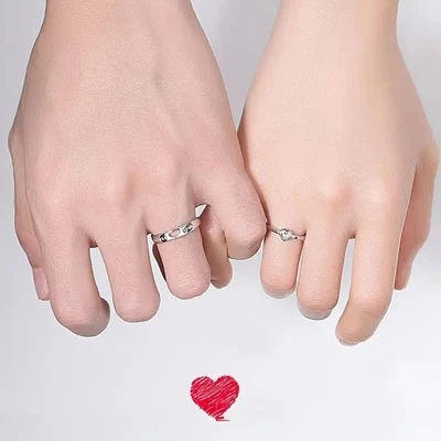 Anillo abierto de aleación de zinc para hombres y mujeres con diamantes de imitación de corazón hueco para parejas Foto 1 de 4