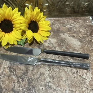 Hampton Forge Argentiere EMILY Antico/Patina Inox 2 Coltelli da Pranzo - NUOVO - Foto 1 di 6