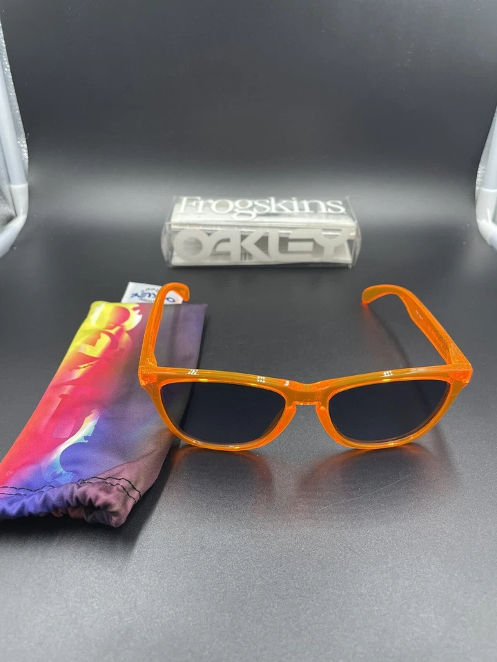 Oakley Frogskin naranja ácido con lentes grises Foto 1 de 4