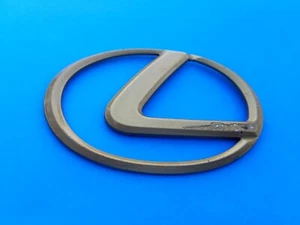 98 99 00 01 02 03 04 05 LEXUS GS GS300 GS400 GS430 GOLD REAR EMBLEM LOGO (2005) - Picture 1 of 3