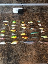 LARGE LOT OF BASS FISHING CRANKBAITS LURES BOMBER REBEL CORDELL SPRO DAIWA MISC.