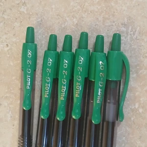 8 grüne Gelstifte Pilot G2 einziehbarer Gelroller feine Spitze 0,7 mm - keine Box - Bild 1 von 2