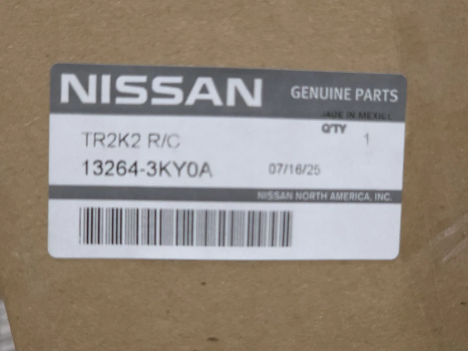 Conjunto de cubierta de válvula basculante genuino OEM Nissan Infiniti 13264-3KY0A 2,5 L Foto 1 de 1
