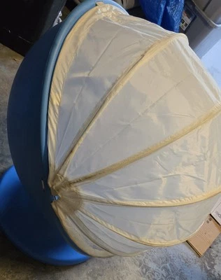 IKEA Ps Lömsk Silla Giratoria Azul Niños Cápsula Huevo Silla Blanco Toldo Niños Foto 1 de 4