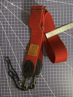 Correa de cámara oficial Canon vintage roja Foto 1 de 2