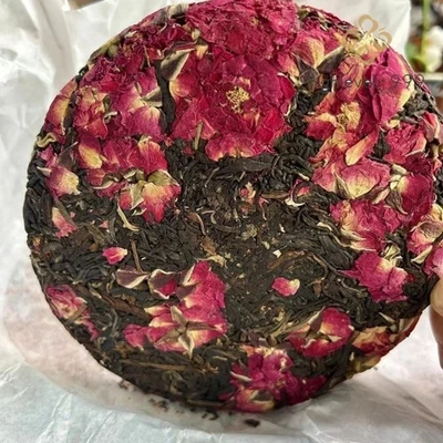 Pastel de té Yunnan clásico con flores de rosas Dianhong fragante dulce belleza té Foto 1 de 4