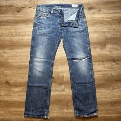 Jeans masculino Diesel 32x32 azul Larkee perna reta jeans rasgado feito na Itália 008M2 - Imagem 1 de 4