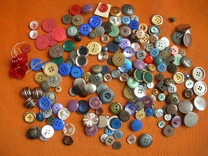VINTAGE KURZWAREN NÄHEN SET: KONVOLUT MITTLERE KNÖPFE VERSCHIEDENE FANTASIEFARBEN - Bild 1 von 3