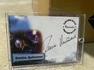 SMALLVILLE Temporada 5 DENISE QUINONES como VIGILANTE Autógrafo Auto A39 - Imagen 1 de 2