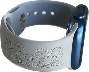 Peanuts Gang + Snoopy Engraved Silicone Apple Watch Band size 42/44/45 mm S/M - Zdjęcie 1 z 16