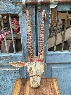 Antigua figura colgante de pared antigua de madera tallada a mano pintada rústica Querida Head Foto 1 de 4