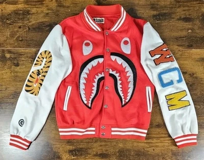 CHAQUETA UNIVERSITARIA A BATHING APE SHARK WGM SUDADERA FRONTAL A PRESIÓN Talla Pequeña Bape Foto 1 de 4