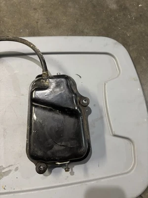 OEM 06-09 2006 SUZUKI LT-450R QUADRACER LT-R 450 TANQUE DE ACEITE COMPLETO CON LÍNEAS ETC Foto 1 de 4