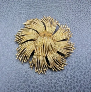 Vintage Monet Brosche goldfarben strukturiert Wirbel Blume Anstecknadel 60er Statement Schmuck - Bild 1 von 9
