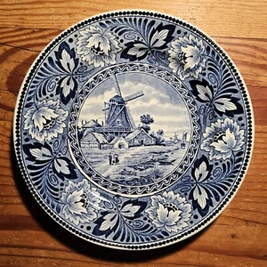 Vintage Hollandia Dutch Plate 9 1/8 Inch, Ceramique Maastricht - Made in Holland - Picture 1 of 6