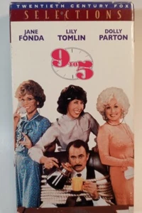 9 to 5 (VHS, 1995) Dolly Parton, Jane Fonda, Lily Tomlin - Foto 1 di 3