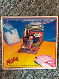 NUEVA TARJETA DE CUMPLEAÑOS 3D BETTY BOOP 1981 RARA DE COLECCIÓN BETTY'S CUMPLEAÑOS BASH POP SHOTS!! - Imagen 1 de 2