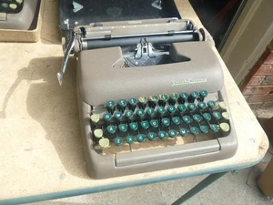 Smith Corona Sterling Typewriter for Parts or Repair /w Case - Green Keys #1 - Picture 1 of 16