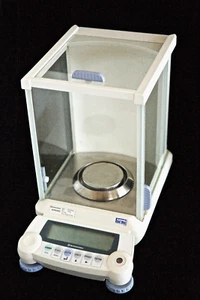 SHIMADZU AUW220D Semi-Microanalytical Balance, 220 g / 0.1 mg & 82 g / 0.01 mg - Picture 1 of 12