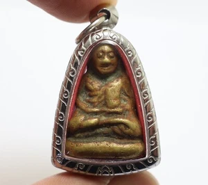 POTENTE AMULETO LP NGERN n. 2 CIONDOLI BEATI 1910 THAI BUDDHA SIAM FORTUNATAMENTE RICCHI - Foto 1 di 13