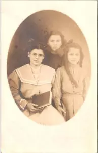 RPPC, RETRATO DE ESTUDIO Familia ~ Hermanas ~ Tres Niñas ca1910 Foto Real Postal - Imagen 1 de 2